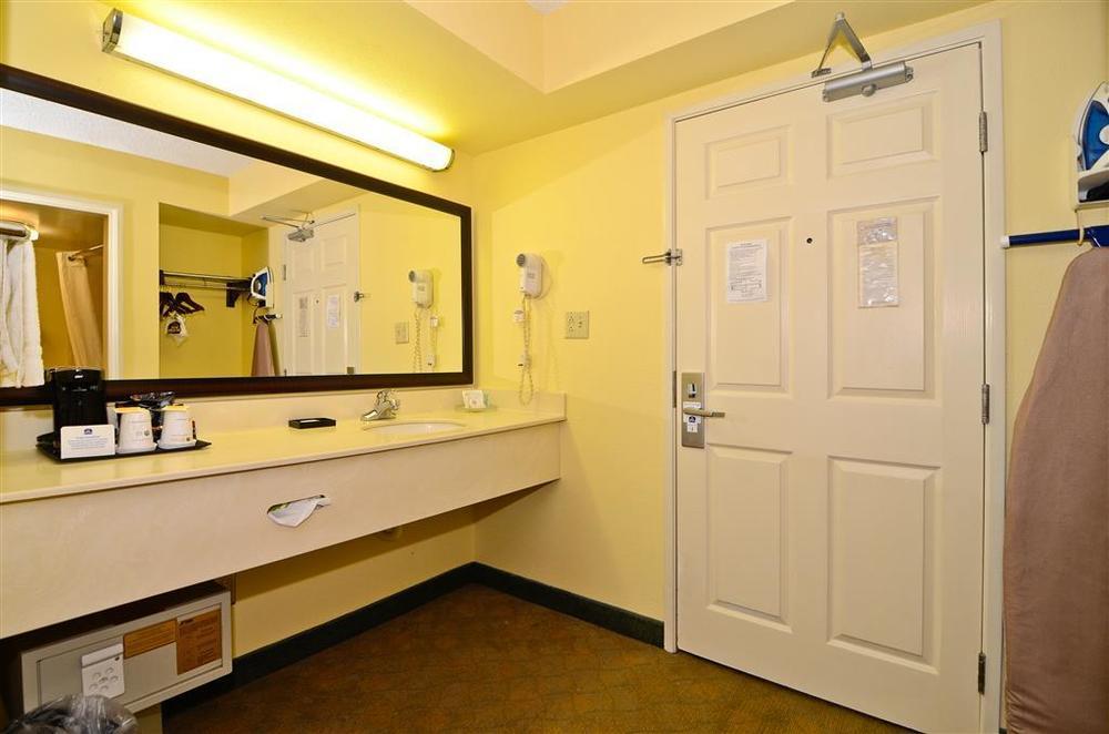 Best Western Louisville East Inn & Suites חדר תמונה